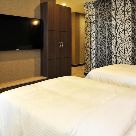 Maple Hotel Тайнан Екстериор снимка
