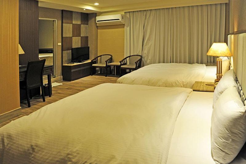 Maple Hotel Тайнан Екстериор снимка