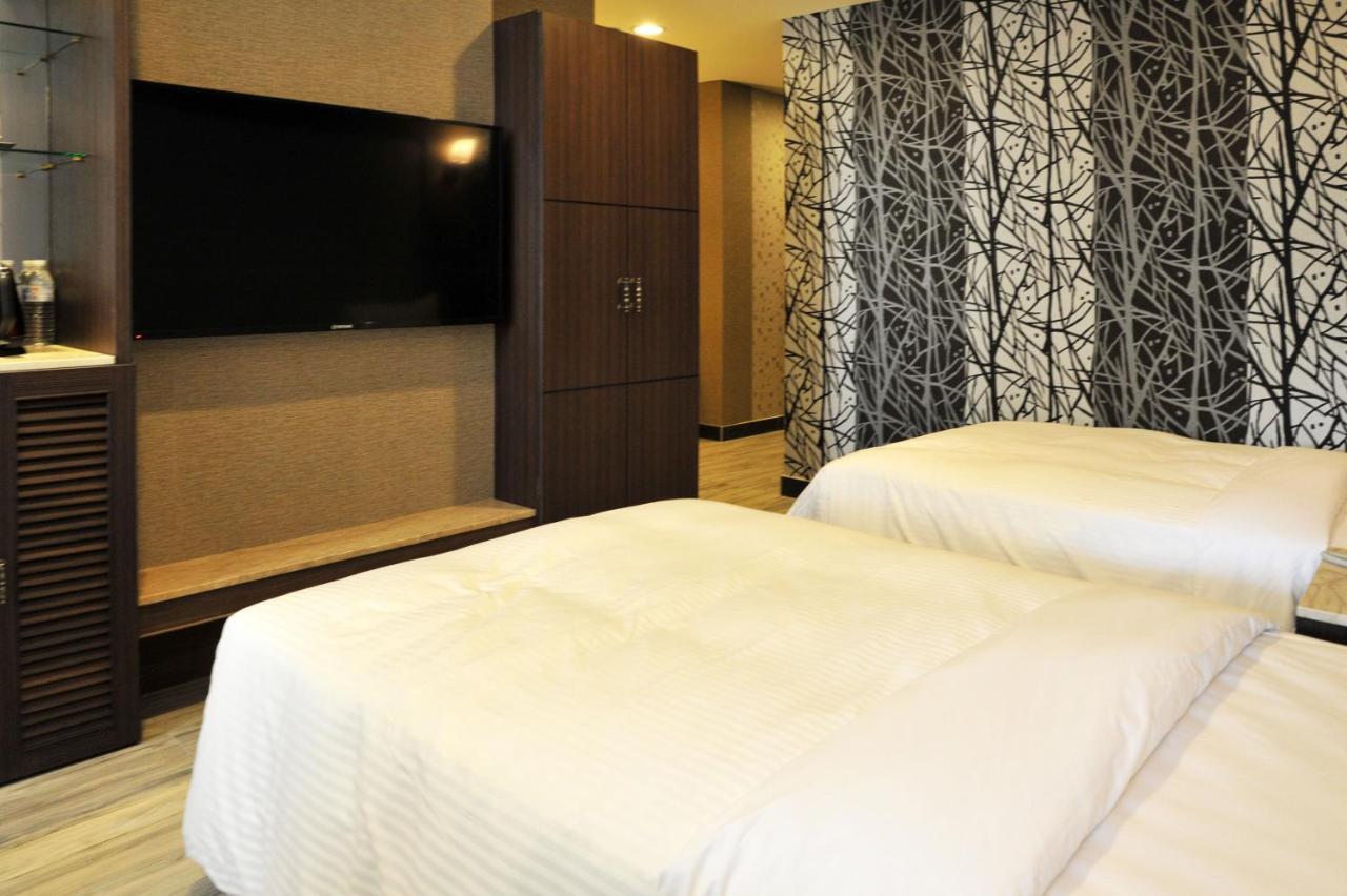 Maple Hotel Тайнан Екстериор снимка