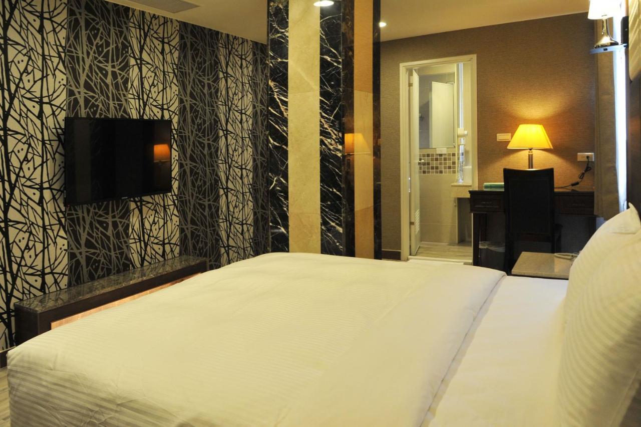 Maple Hotel Тайнан Екстериор снимка