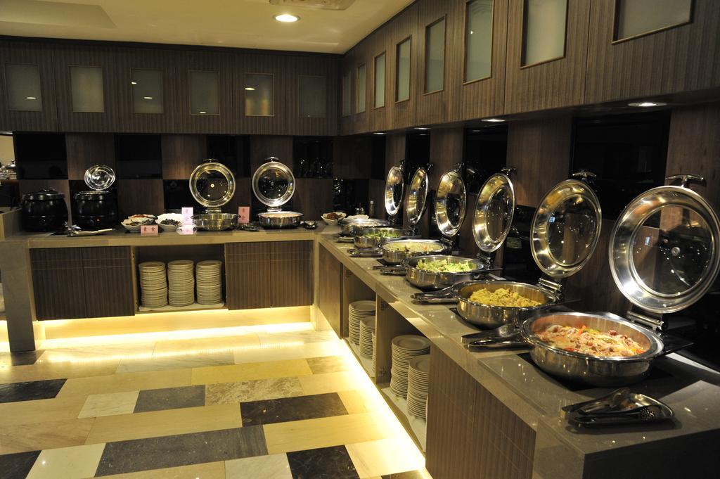 Maple Hotel Тайнан Екстериор снимка