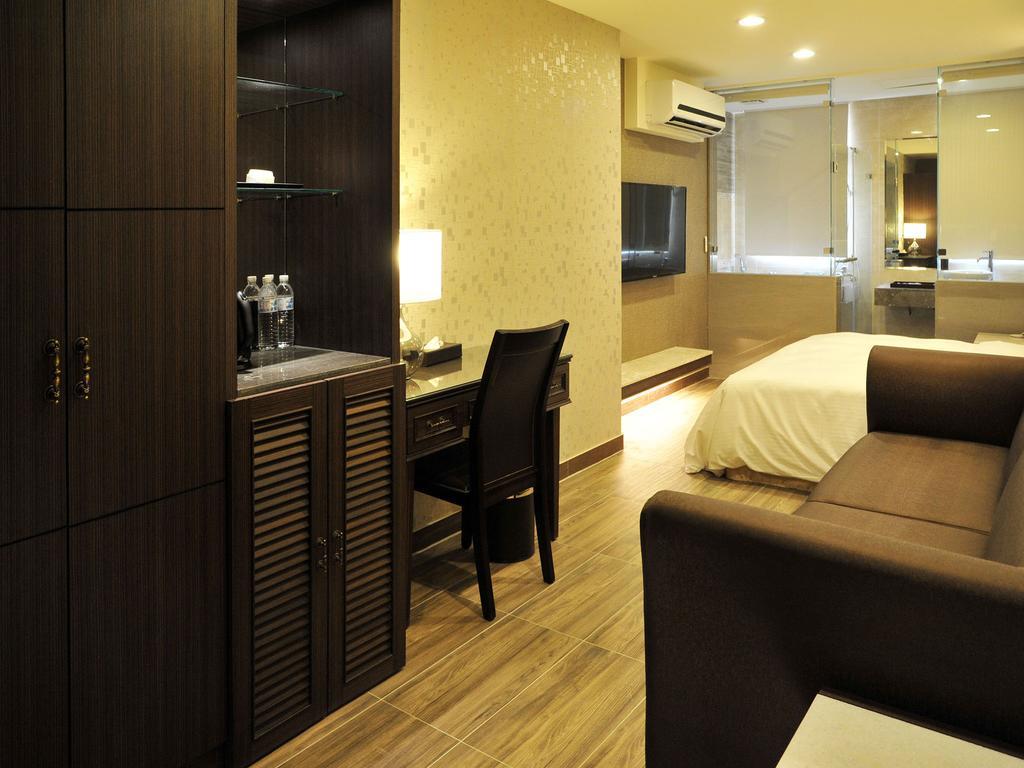 Maple Hotel Тайнан Екстериор снимка