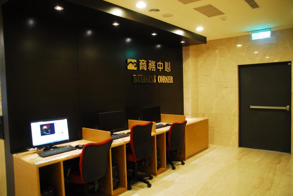 Maple Hotel Тайнан Екстериор снимка