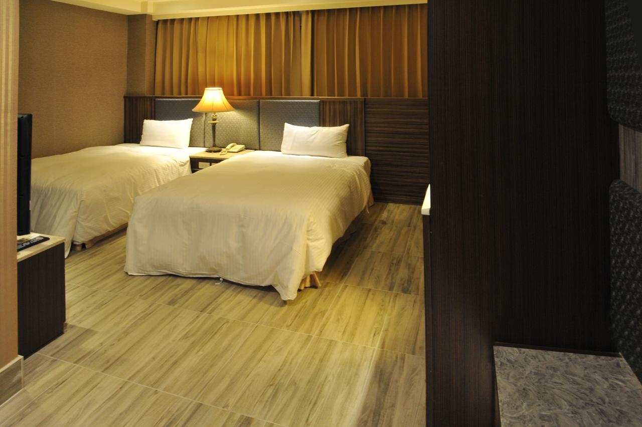 Maple Hotel Тайнан Екстериор снимка