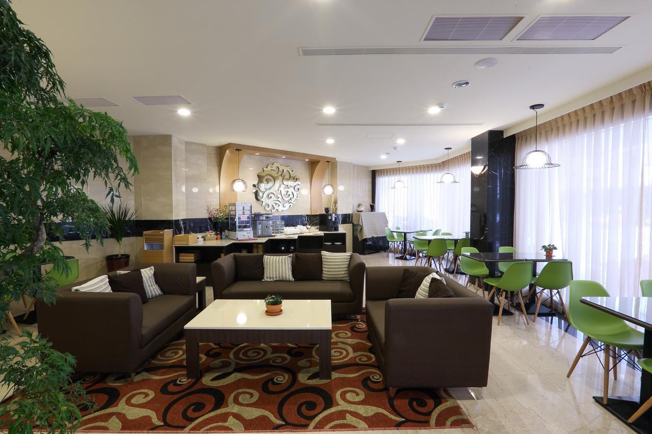 Maple Hotel Тайнан Екстериор снимка