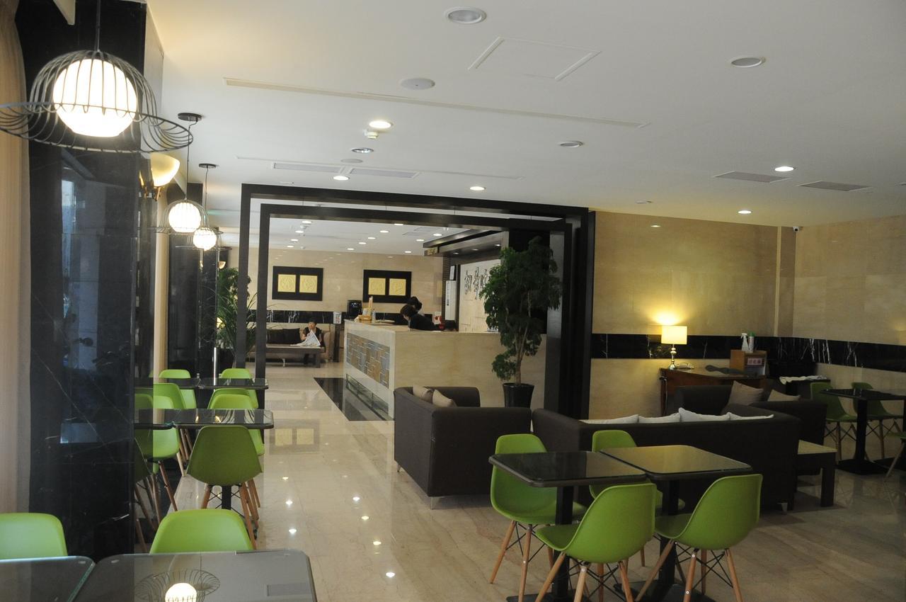 Maple Hotel Тайнан Екстериор снимка