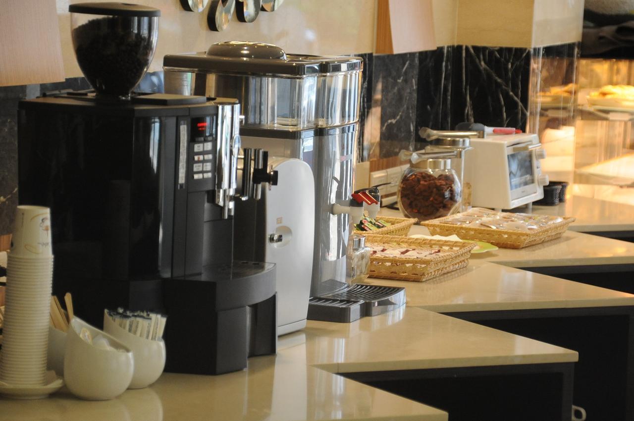 Maple Hotel Тайнан Екстериор снимка