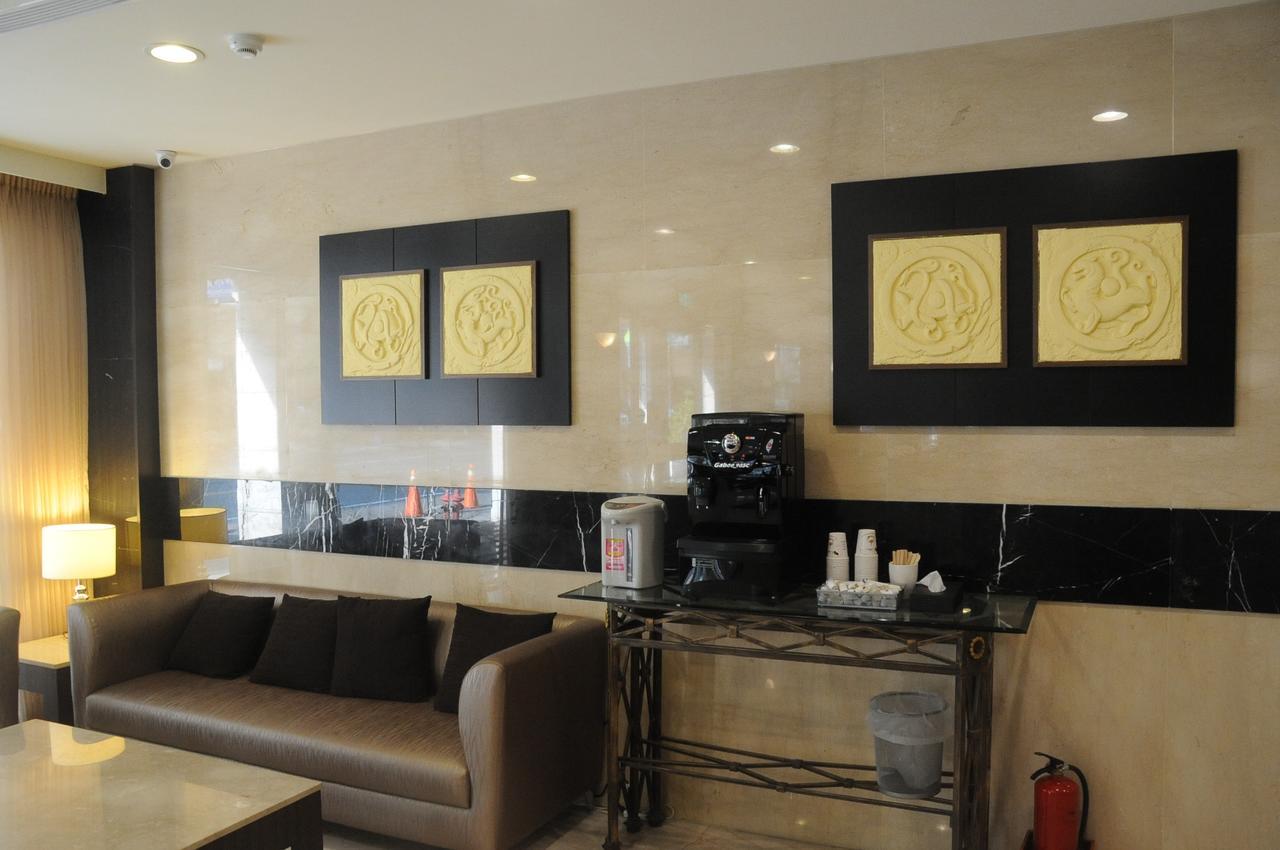 Maple Hotel Тайнан Екстериор снимка
