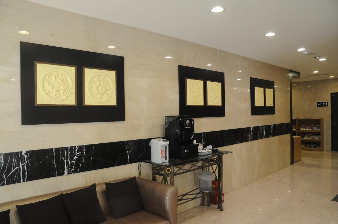 Maple Hotel Тайнан Екстериор снимка