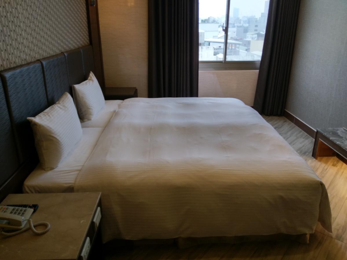 Maple Hotel Тайнан Екстериор снимка