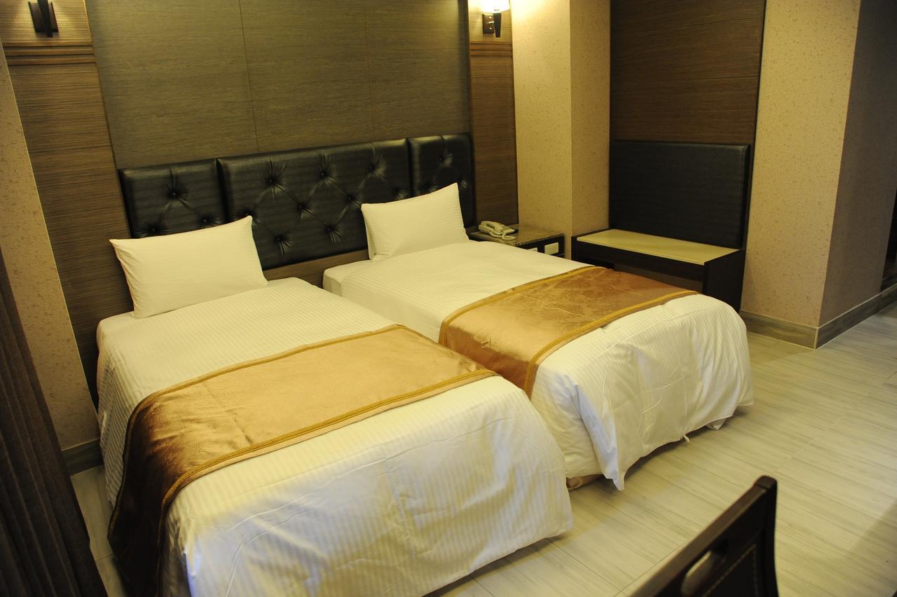 Maple Hotel Тайнан Екстериор снимка