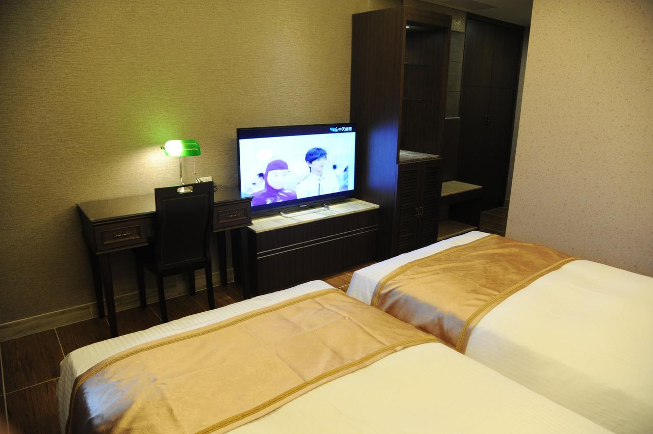 Maple Hotel Тайнан Екстериор снимка