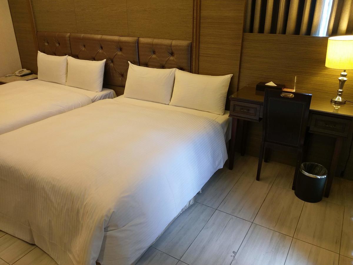 Maple Hotel Тайнан Екстериор снимка