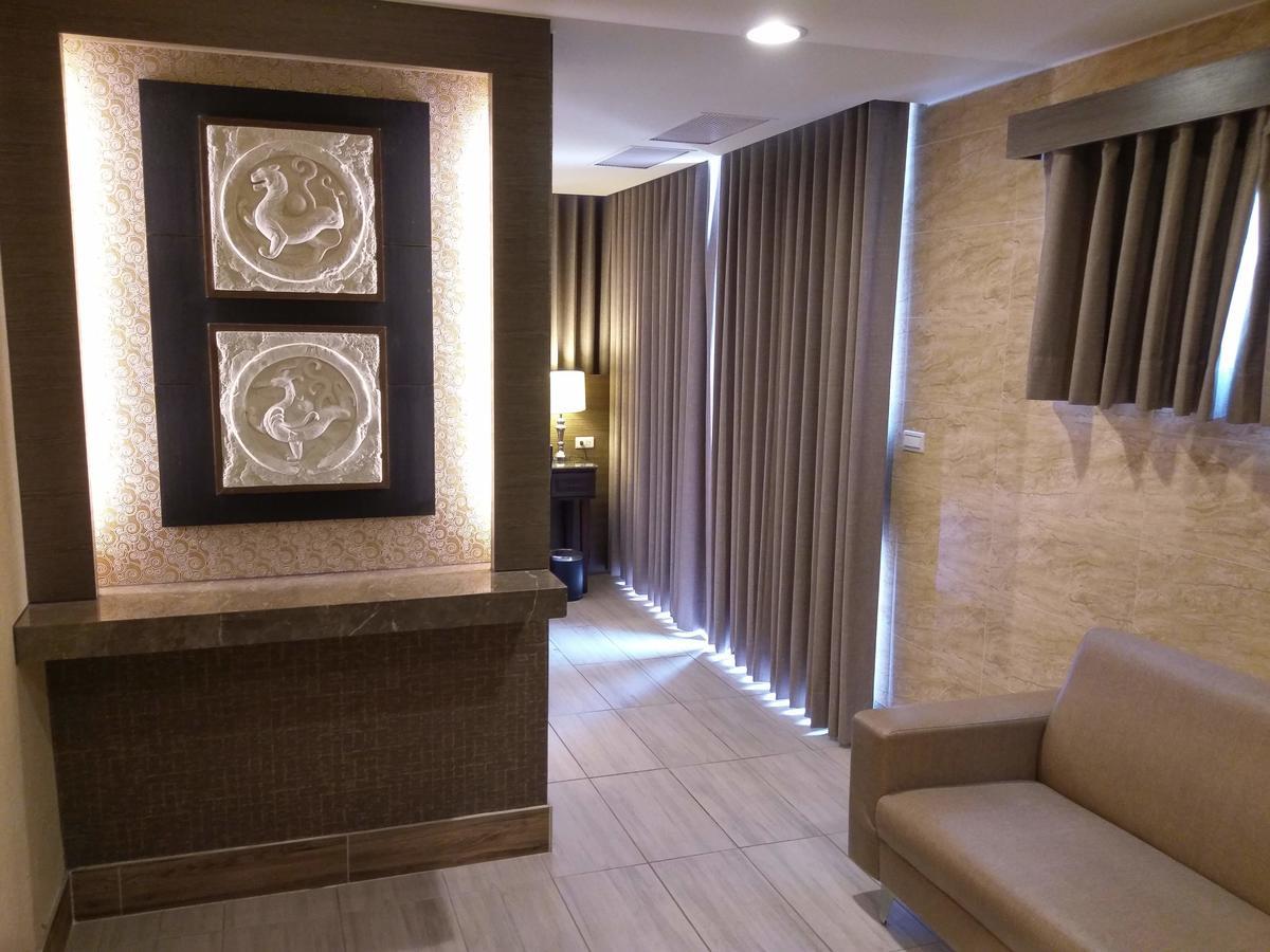 Maple Hotel Тайнан Екстериор снимка