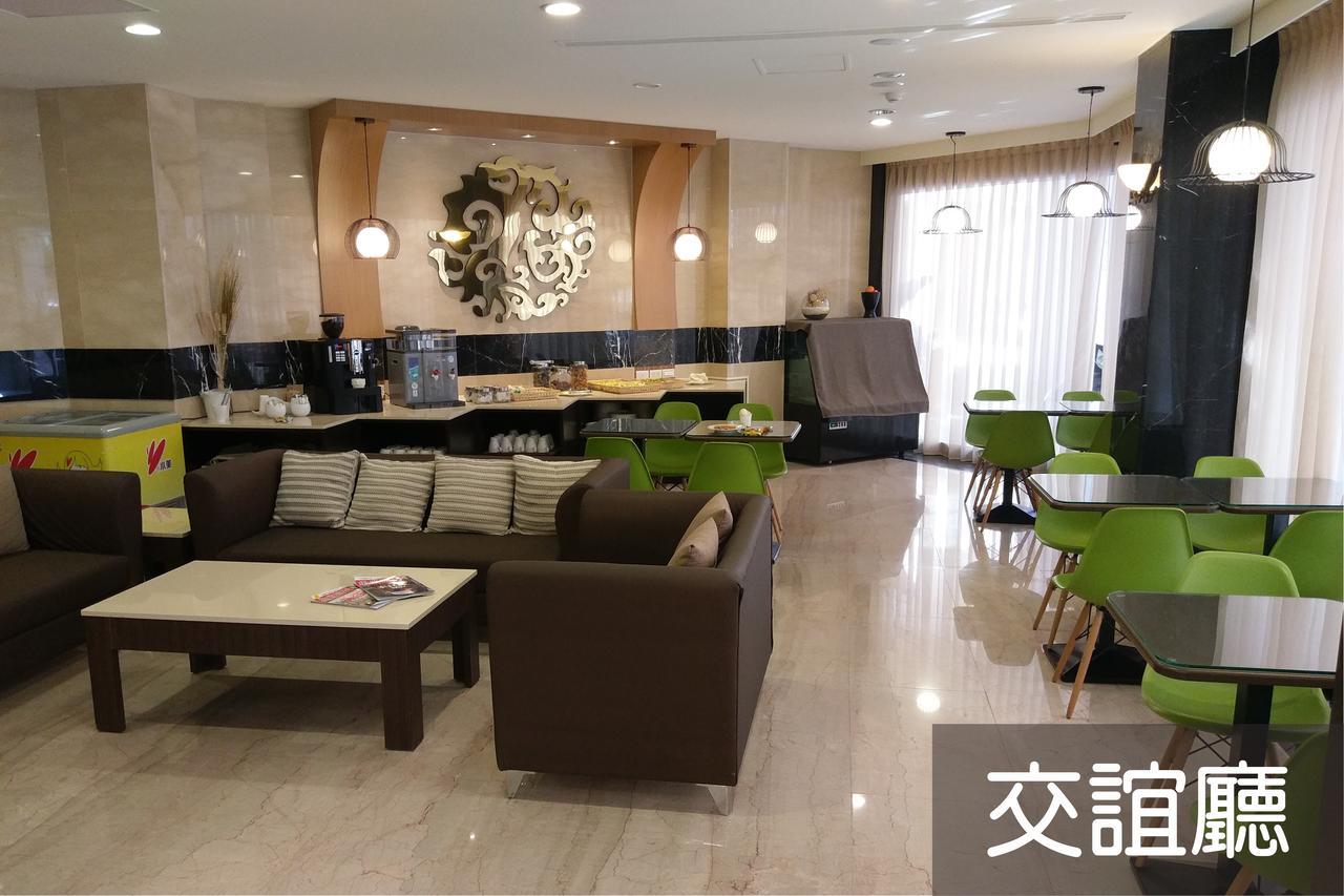 Maple Hotel Тайнан Екстериор снимка