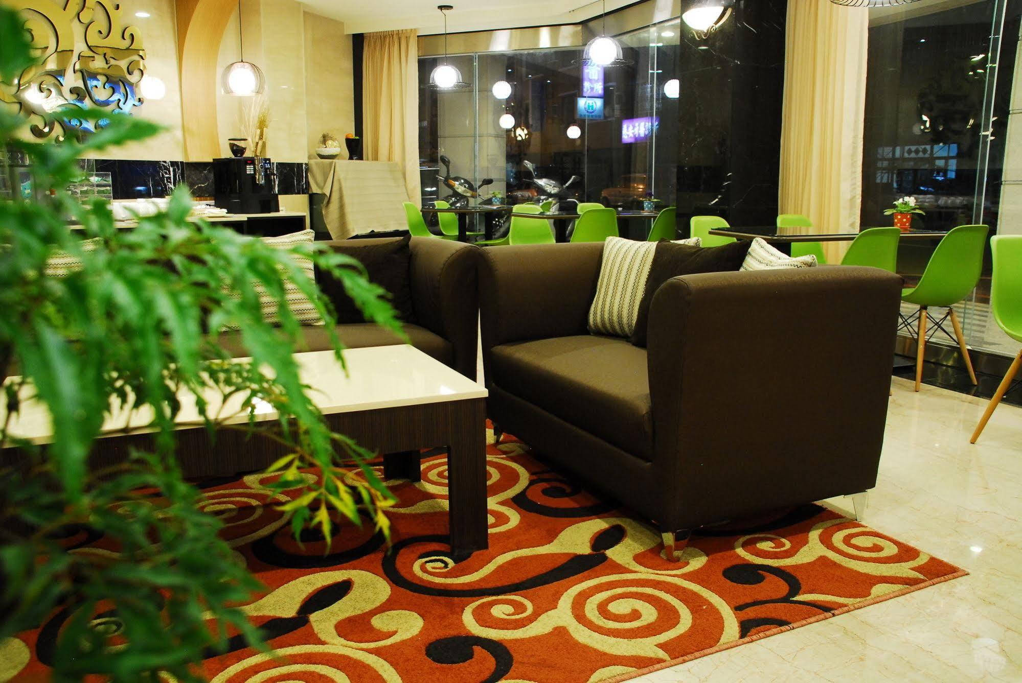 Maple Hotel Тайнан Екстериор снимка