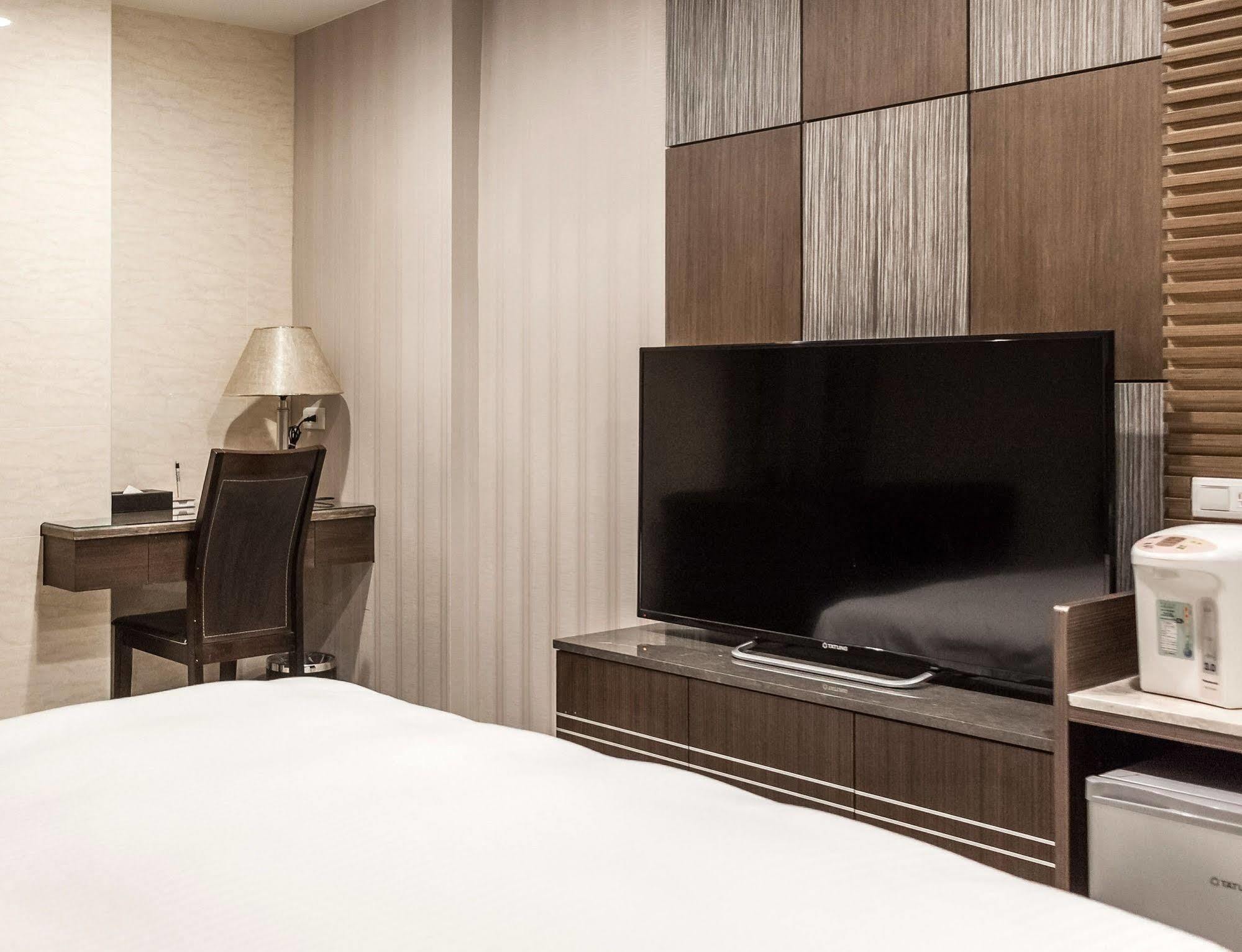 Maple Hotel Тайнан Екстериор снимка