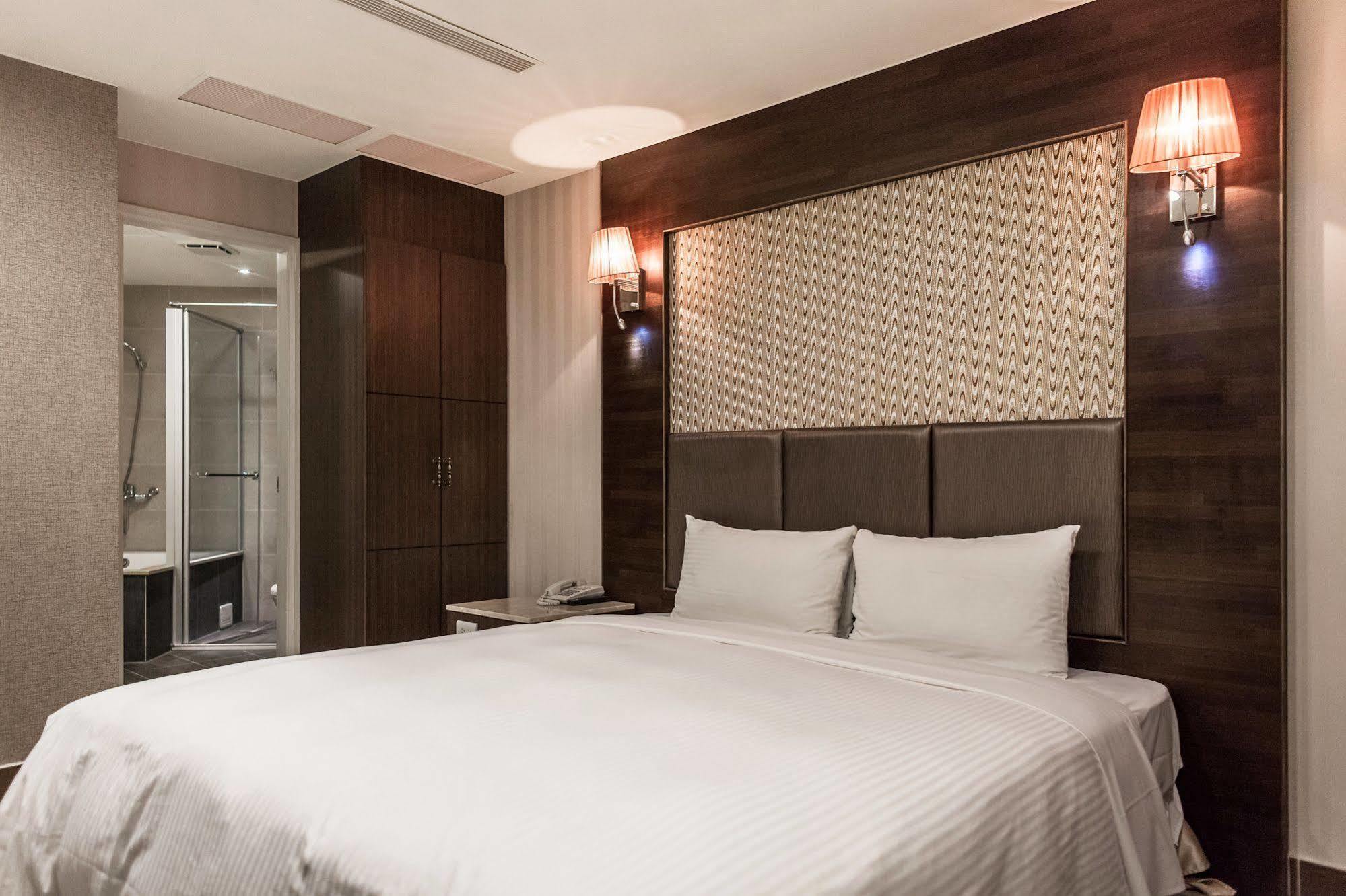 Maple Hotel Тайнан Екстериор снимка