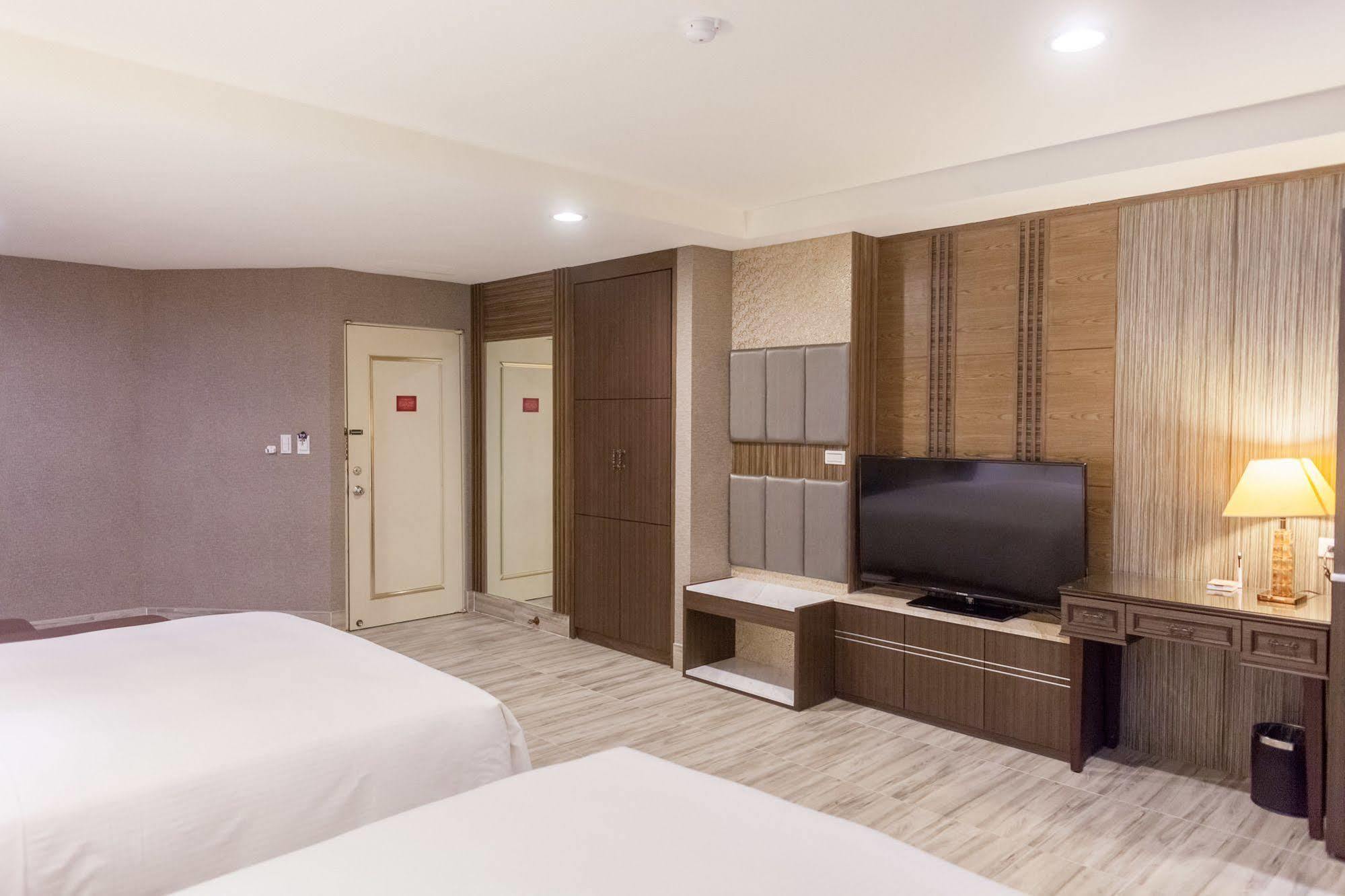 Maple Hotel Тайнан Екстериор снимка