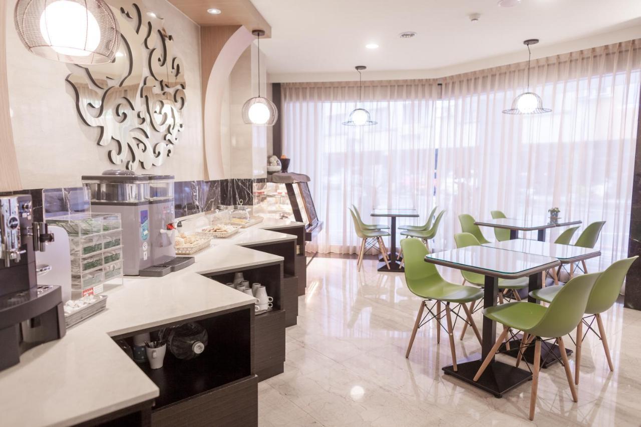 Maple Hotel Тайнан Стая снимка
