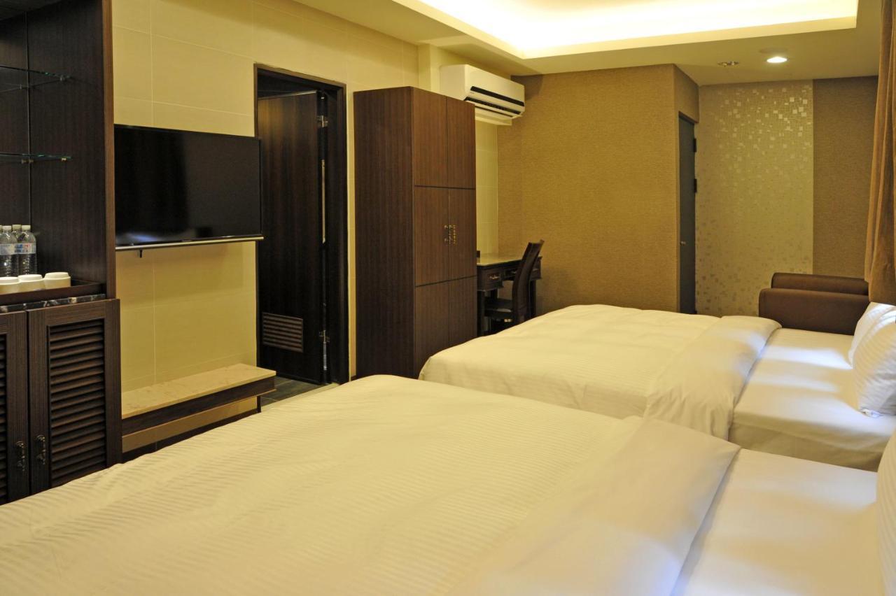 Maple Hotel Тайнан Стая снимка